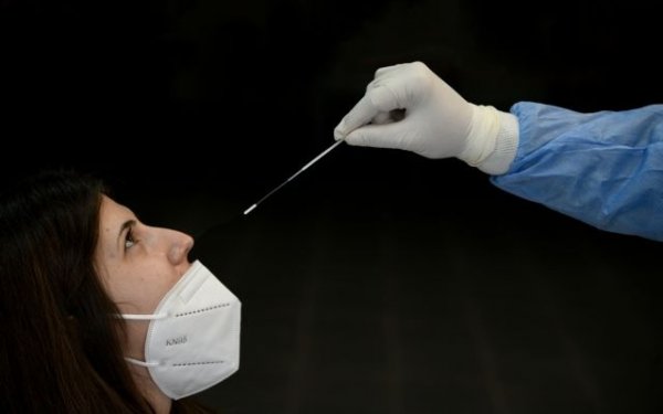 Rapid test: Eίναι καλύτερα να γίνονται από τη μύτη ή από το στόμα
