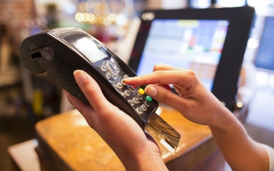 ΕΣΕΕ & ΚΡΑΝΗ: Υποχρεωτική η αναγραφή αποδοχής κάρτας POS