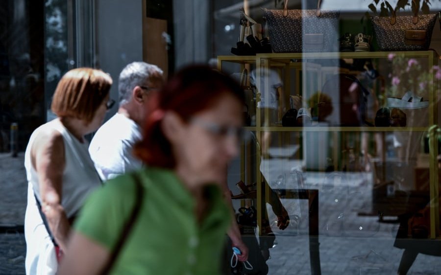 Το 52% των Ελλήνων «ξεμένουν» πριν το τέλος του μήνα