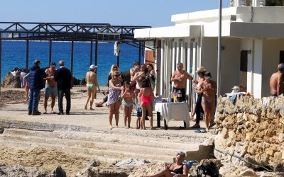 Με σύμμαχο τον καλοκαιρινό καιρό η κοπή πίτας των χειμερινών κολυμβητών στον Πλατύ Γιαλό