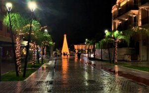 Βόλτα στο βροχερό και υπέροχα στολισμένο για τα Χριστούγεννα Αργοστόλι! (video)