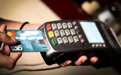 Νέο τοπίο στις πληρωμές: Το IRIS ρίχνει τις προμήθειες για επιχειρήσεις και επαγγελματίες