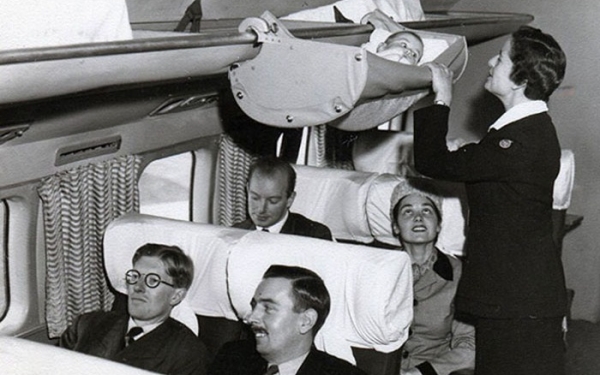 Πώς ταξίδευαν τα μωρά στο αεροπλάνο το 1950;