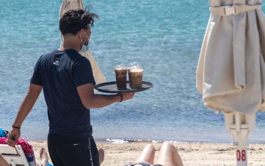 Παραβάσεις σε beach bar & καφέ της Κεφαλονιάς εντόπισε η Οικονομική Αστυνομία