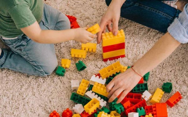 Ζητείται κοπέλα για φύλαξη παιδιού