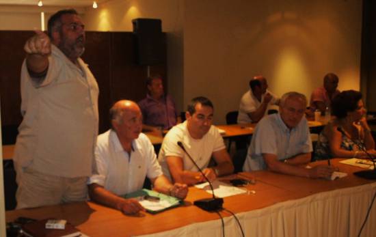Μια ωραία ατμόσφαιρα – Εντάσεις, μομφή κατά του προέδρου και αποχωρήσεις στο δημοτικό συμβούλιο