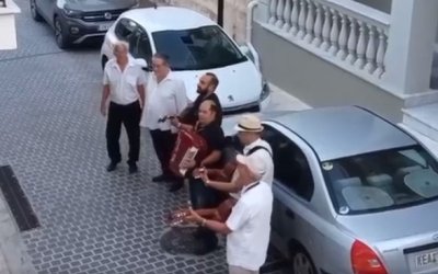 Η παρέα των κανταδόρων της Κεφαλονιάς, &quot;ξαναχτυπά&quot; με όμορφες καντάδες στους δρόμους του Αργοστολίου! (video)