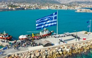 Χίος: Υψώθηκε γιγαντιαία γαλανόλευκη προς τιμή της 81ης επετείου του ΟΧΙ (βίντεο)