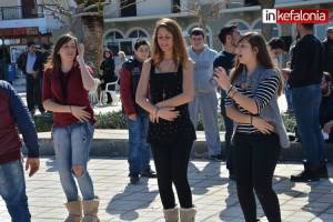 Καρναβάλι Πόρου 2013:"Ζεστάθηκαν" με… Μακαρένα τα κορίτσια των χορευτικών! (video)