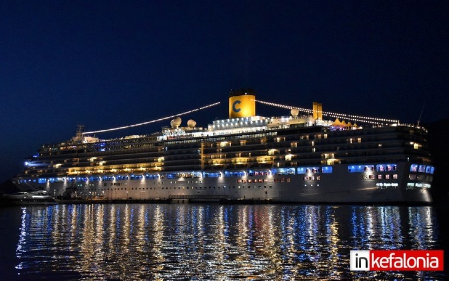 Αργοστόλι: Εντυπωσιακό το κρουαζιερόπλοιο Costa Deliziosa στην… βραδινή του εμφάνιση!