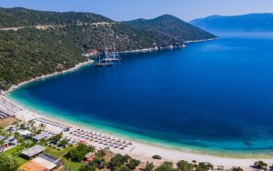 Διπλή Γαλάζια Σημαία για τον Δήμο Σάμης – Βράβευση των παραλιών Μύρτου και Αντίσαμου