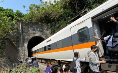 Ταϊβάν: Τρένο συγκρούστηκε με ΙΧ που δεν είχε σταθμεύσει σωστά - Τουλάχιστον 36 νεκροί