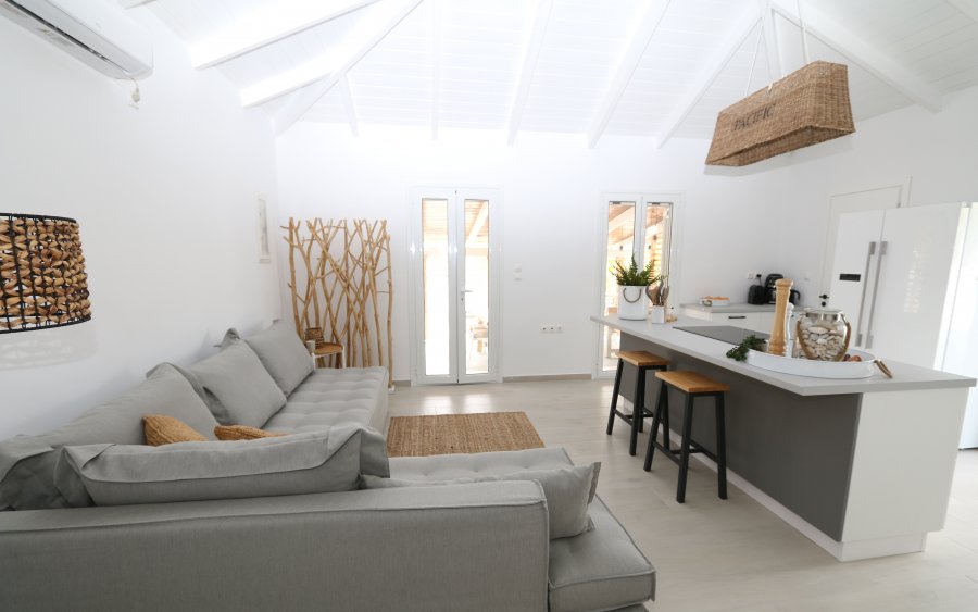 Vinieris Real Estate: Μοντέρνα μονοκατοικία με όμορφη θέα στα Γριζάτα