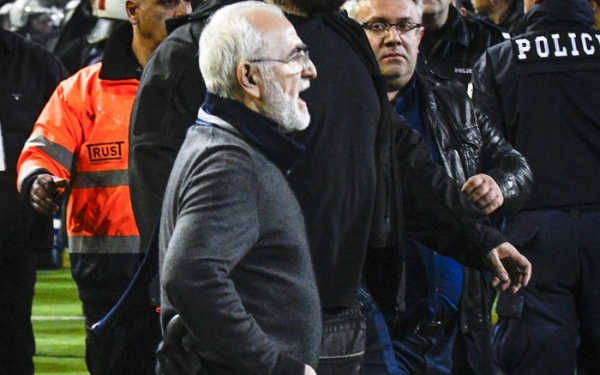 Εικόνες ντροπής στην Τούμπα με τον οπλοφόρο Ιβάν Σαββίδη