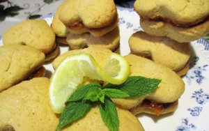 Λεμονένια μπισκοτάκια γεμιστά με μαρμελάδα βερίκοκο από την Σία Λαδά