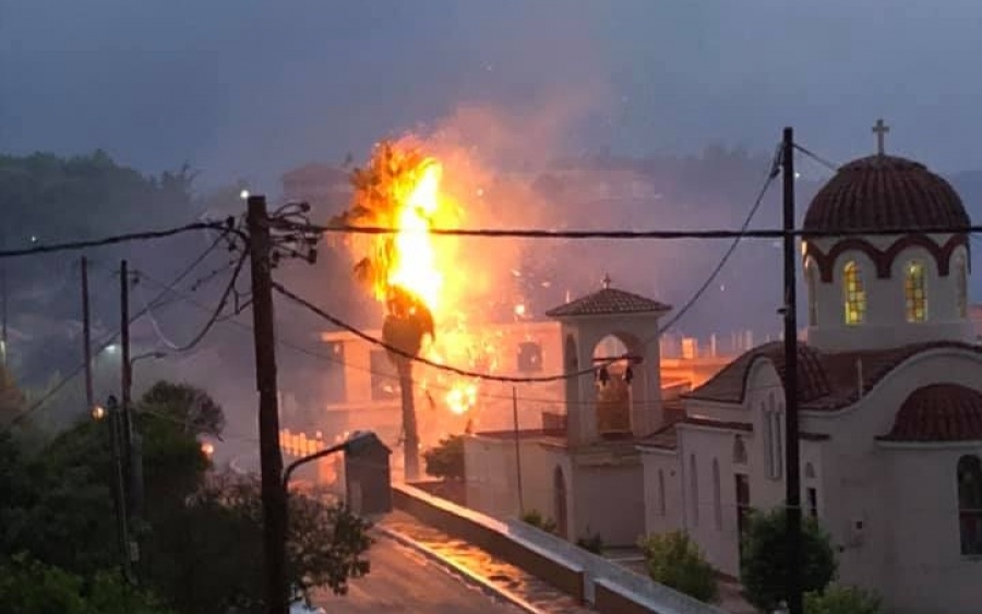 Φωτιά σε φοίνικα από πτώση κεραυνού στην Λακήθρα (εικόνες + video)