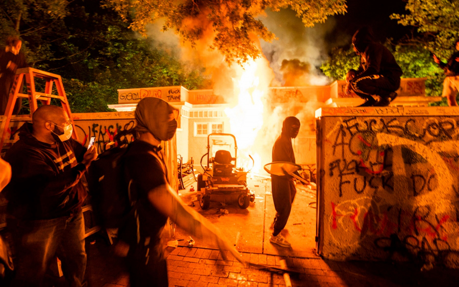 Φωτιές και δακρυγόνα έξω από τον Λευκό Οίκο – «Φυγάδευσαν» Τραμπ και Μελάνια