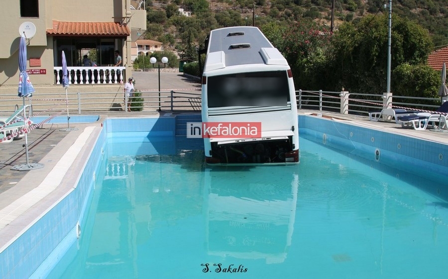 Κεφαλονιά: Λεωφορείο έπεσε σε πισίνα ξενοδοχείου (Ανανεωμένο- Εικόνες)