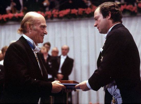 Ο άγνωστος εκτός Ελλάδος ποιητής Οδυσσέας Ελύτης παραλαμβάνει το Νομπέλ Λογοτεχνίας από τον σουηδό βασιλιά Κάρολο ΙΣτ’ Γουσταύο στις 10 Δεκεμβρίου 1979