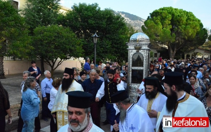 Πλήθος πιστών στην μεταφορά του σκηνώματος του Αγίου Γερασίμου στα Ομαλά (εικόνες + video)