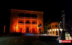 Στα πορτοκαλί το Δημοτικό Θέατρο! Ο Δήμος Αργοστολίου τιμά την Παγκόσμια Ημέρα Εξάλειψης της Βίας κατά των Γυναικών (εικόνες)