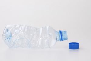Καταγγελία:«Ποιος αποφάσισε ότι ένα μπουκάλι νερό, φτάνει για να πιώ, να φάω και να νιφτώ;»