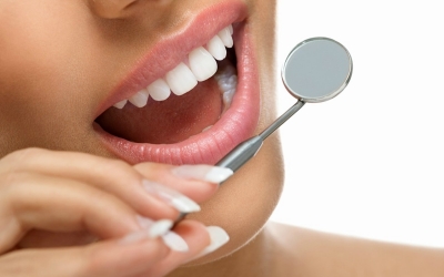 Ποιες καθημερινές συνήθειες προάγουν τη διάβρωση των δοντιών