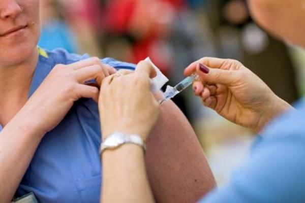 Γρίπη: Το φετινό εμβόλιο δεν καλύπτει το στέλεχος που προκαλεί τα κρούσματα