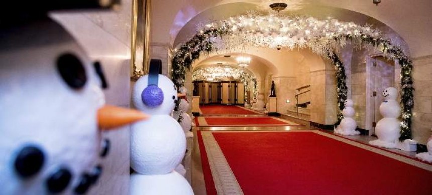 Η απίθανη χριστουγεννιάτικη διακόσμηση του Λευκού Οίκου: 63 δέντρα, 65.000 στολίδια [εικόνες]