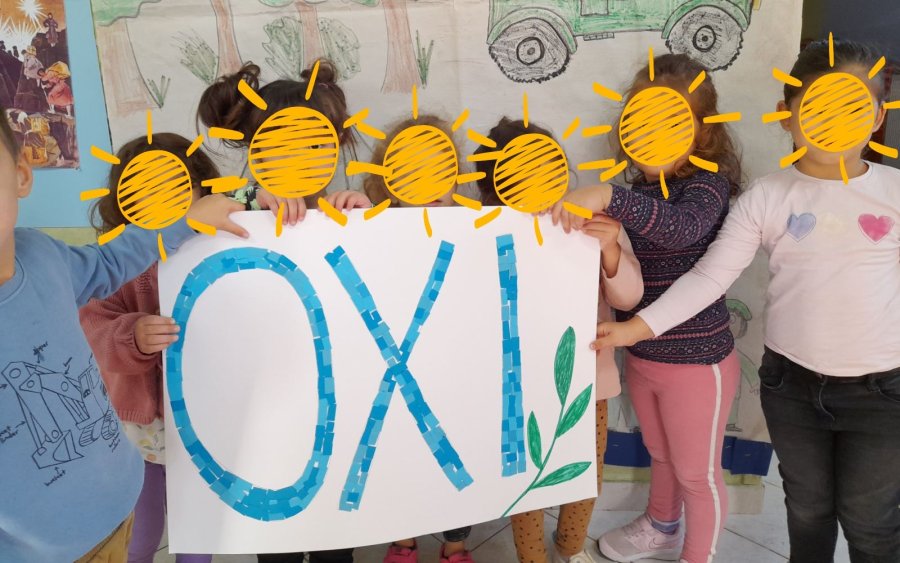 Τα παιδιά στο Κόκκινο Μπαλόνι γιόρτασαν την επέτειο του ΟΧΙ με τραγούδια, ποιήματα και παρέλαση