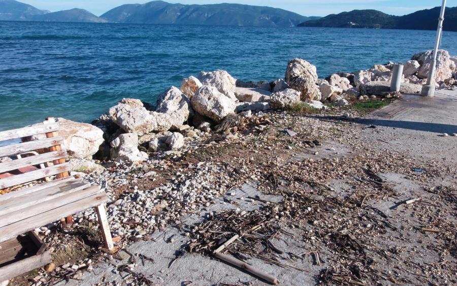 Ζημιές από τη κακοκαιρία, στο λιμανάκι στον Καραβόμυλο (εικόνες)