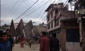 Ισχυρότατος σεισμός 7,9 βαθμών στο Νεπάλ, κατέρρευσαν κτίρια στην πρωτεύουσα