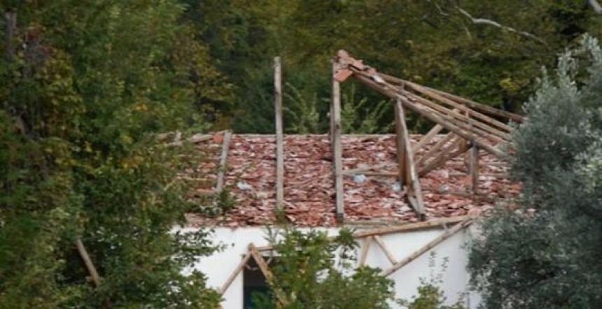 Πρόσφυγες ξήλωσαν τη σκεπή της Μονής Πέτρας - Ανάβουν φωτιές με τα ξύλα για να ζεσταθούν