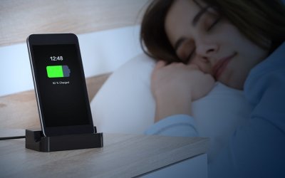 Αν φορτίζεις το κινητό δίπλα σου όταν κοιμάσαι πρέπει να σταματήσεις αμέσως