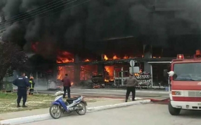 Μεγάλη φωτιά σε πολυκατάστημα οικιακών ειδών στη Βάρδα Ηλείας