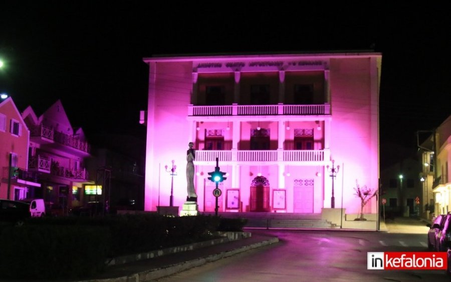 Φωταγωγήθηκε με ροζ χρώμα το Δημοτικό Θέατρο Αργοστολίου - Τι συμβολίζει