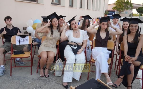 Με συγκίνηση και περηφάνια: Η αποφοίτηση της Γ’ Λυκείου στο Γυμνάσιο Μεσοβουνίων