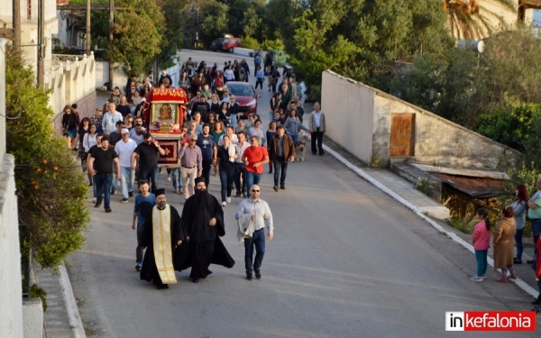 Η λιτάνευση της εικόνας της Παναγίας από τα Σίσσια στα Βλαχάτα (εικόνες)