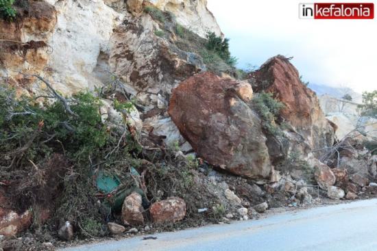 Βλαχάτα: Επικίνδυνοι βράχοι κοντά στο δρόμο