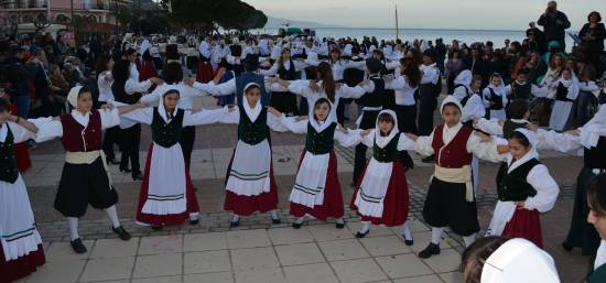 Καρναβάλι Πόρου 2013: Όλη η πλατεία ένα τεράστιο χορευτικό!