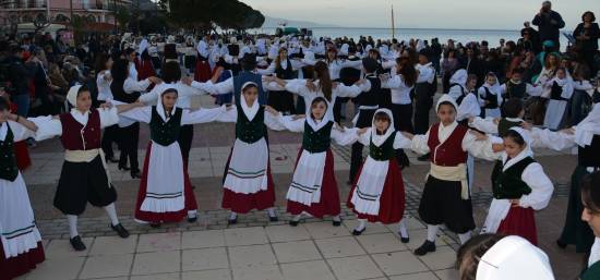 Καρναβάλι Πόρου 2013: Όλη η πλατεία ένα τεράστιο  χορευτικό!