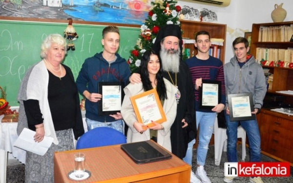 Κόβει την πίτα του και βραβεύει το "Σπάρτο"