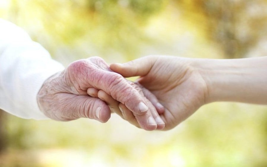 Ζητείται έμπειρη κυρία για φροντίδα και 24ωρη φύλαξη ηλικιωμένης στα Διλινάτα