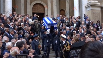 Συγκίνηση και πλήθος κόσμου στο τελευταίο «αντίο» του Γεράσιμου Αρσένη - Ντυμένο με τη γαλανόλευκη το φέρετρο (εικόνες)