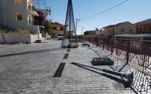 &quot;Τελευταίες Πινελιές&quot; στην Πλατεία Βλαχάτων - Ξεκίνησε η εγκατάσταση του φωτισμού... (εικόνες)