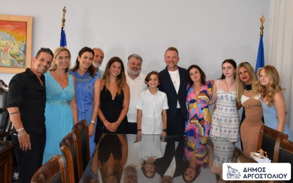 Ο Simon Pegg στον Δήμαρχο Αργοστολίου – Η συμβολή του στην τουριστική προβολή και η πρόταση για αναγόρευσή του σε Επίτιμο Δημότη