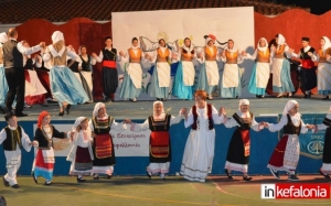 "Σήμερα γάμος γίνεται σ’ ωραίο περιβόλι..." Ομορφη χορευτική παράσταση από την "Χωροπούλα" στο Ληξούρι (εικόνες)