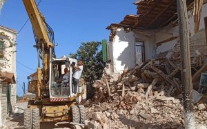 Κατεδαφίστηκε ιστορικό κτίριο στο Ρίφι (εικόνες)