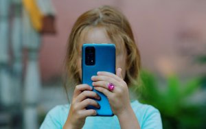 Τα smartphones δεν είναι ασφαλή για παιδιά κάτω των 13 ετών: Τι μπορούν να κάνουν οι γονείς