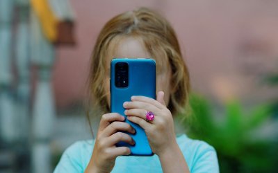 Τα smartphones δεν είναι ασφαλή για παιδιά κάτω των 13 ετών: Τι μπορούν να κάνουν οι γονείς